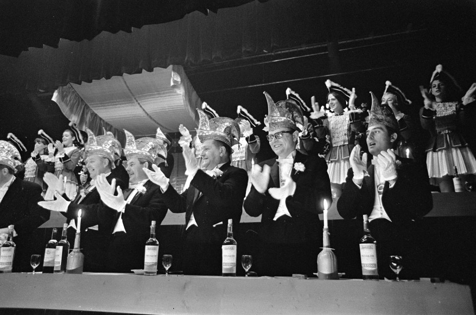 Mies Bouwman , erelid van carnavalsvereniging De Knoerissen te Uden (NB), Bestanddeelnr 919-9938