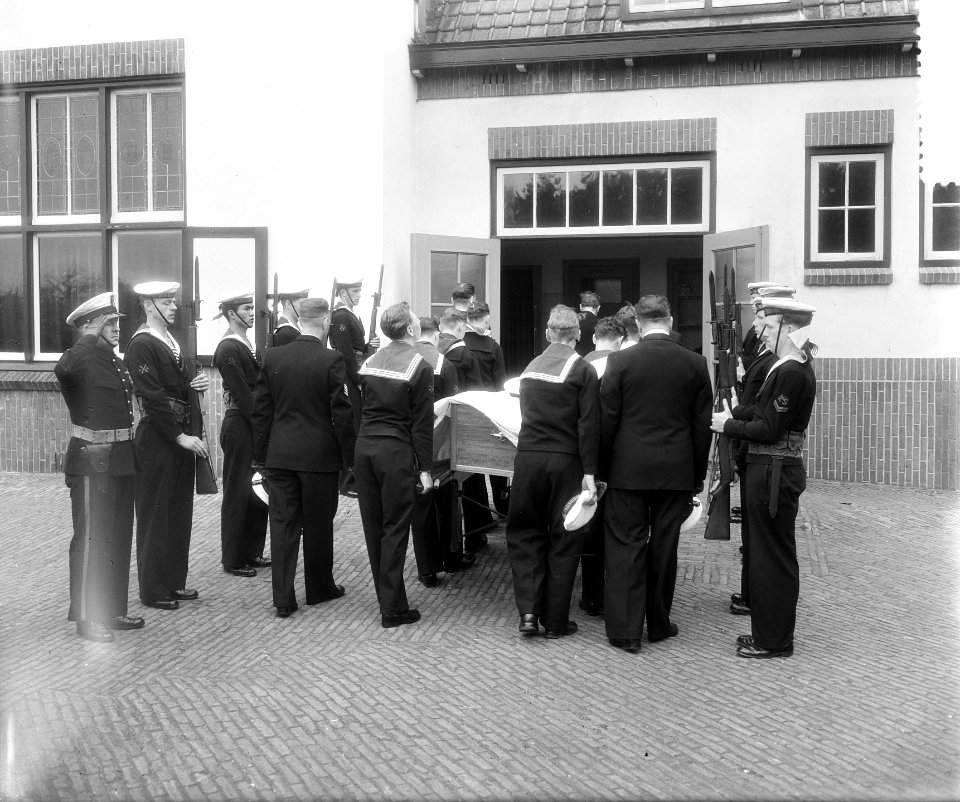 Militaire begrafenis schipper Jan Hendrik Simonis Den Helder, Bestanddeelnr 907-2182
