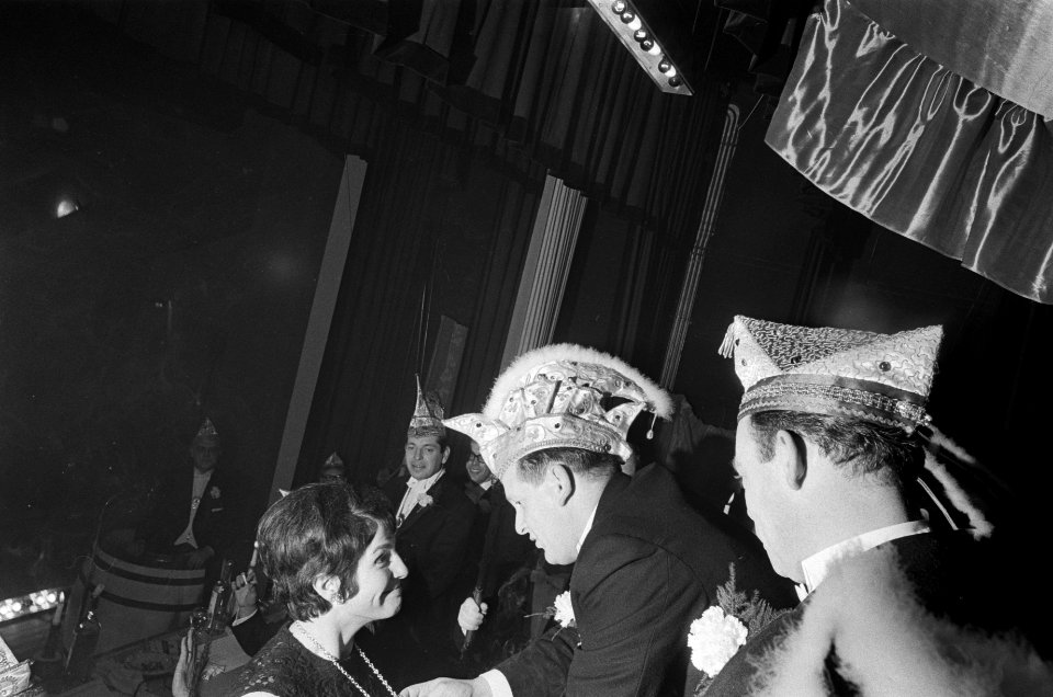 Mies Bouwman , erelid van carnavalsvereniging De Knoerissen te Uden (NB), Bestanddeelnr 919-9943