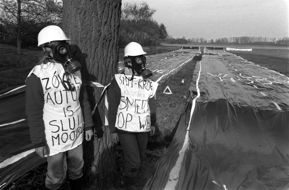 Milieudefensie protesteert tegen aanleg Weststrandweg 2e Coentunnel door van pla, Bestanddeelnr 934-3534