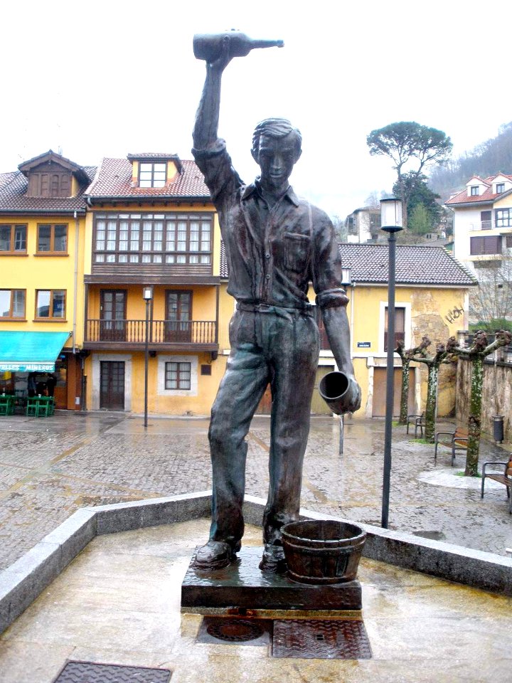 Mieres - Plaza del Requejo 2