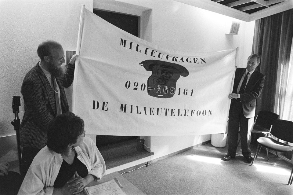 Milieutelefoon van Vereniging Milieudefensie geopend in Den Haag minister Nijp, Bestanddeelnr 933-9927