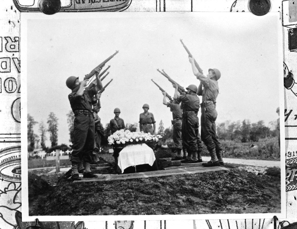 Militaire begrafenis van marinier W. Baas te Soerabaja. Eresaluut boven het gra, Bestanddeelnr 935-3402