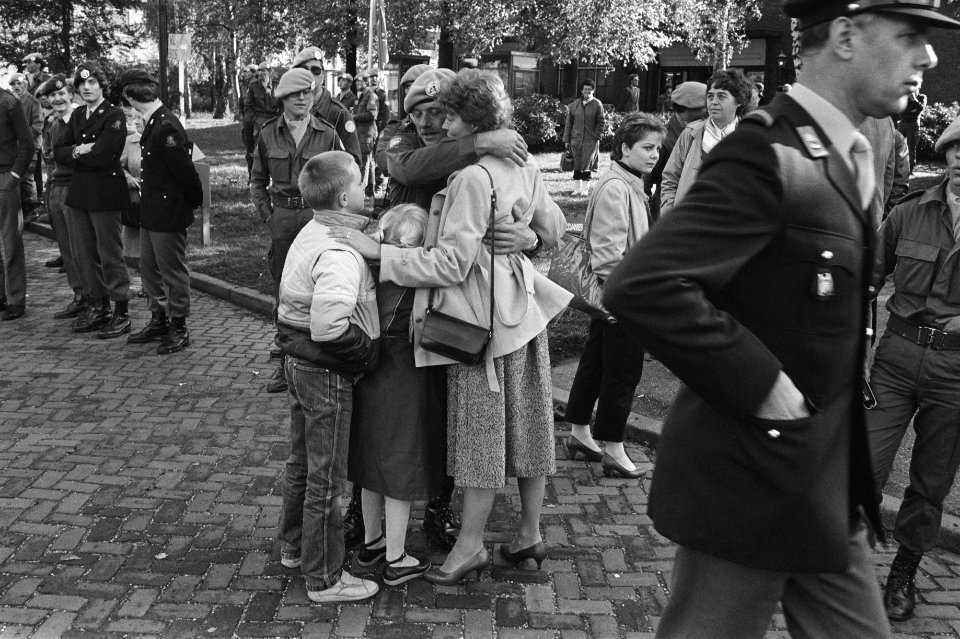 Militair begroet zijn familie, Bestanddeelnr 932-7392