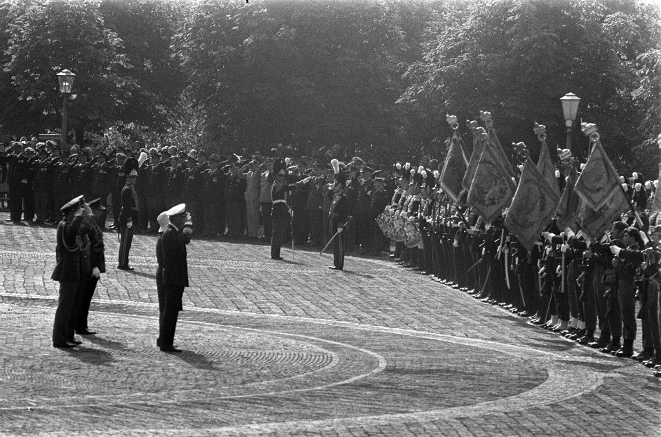 Militair huldeblijk op voorplein van Paleis Huis ten Bos tgv Zilveren Regerin, Bestanddeelnr 926-6582