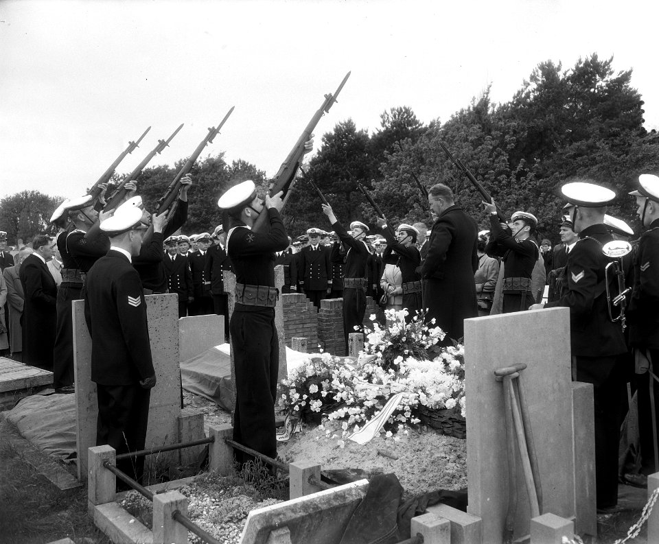 Militaire begrafenis schipper Jan Hendrik Simonis Den Helder, Bestanddeelnr 907-2184