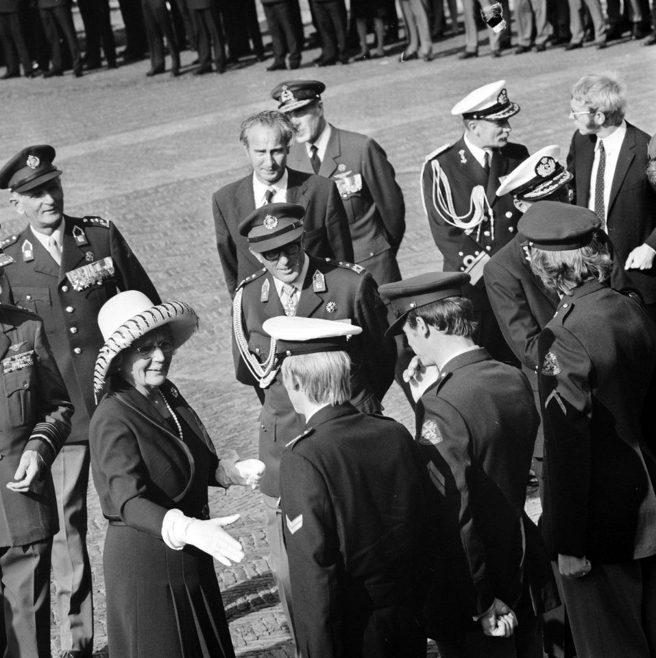 Militair huldeblijk op voorplein van Paleis Huis ten Bos tgv Zilveren Regerin, Bestanddeelnr 926-6580