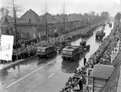 Militair defile op Koninginnedag te Enschede, Bestanddeelnr 907-7294