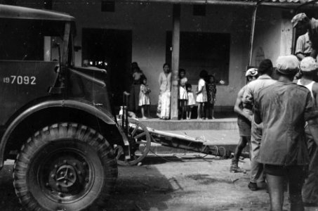 Militaire colonne houdt halt op straat in dorp of stad, Bestanddeelnr 3222