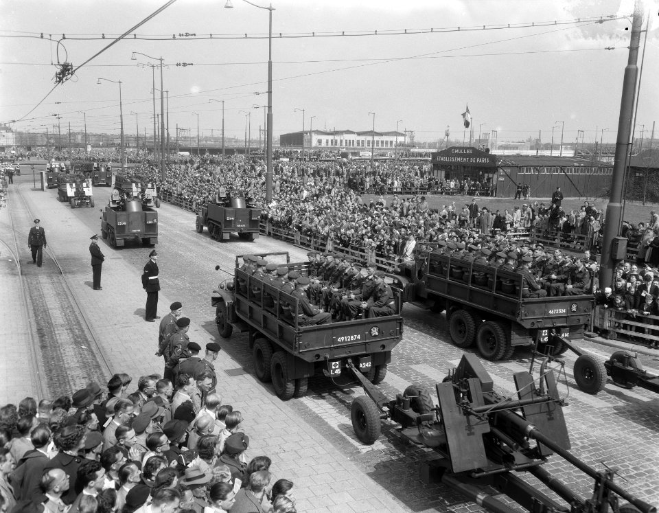 Militair defile te Rotteram, verjaardag Koningin, Bestanddeelnr 906-4364