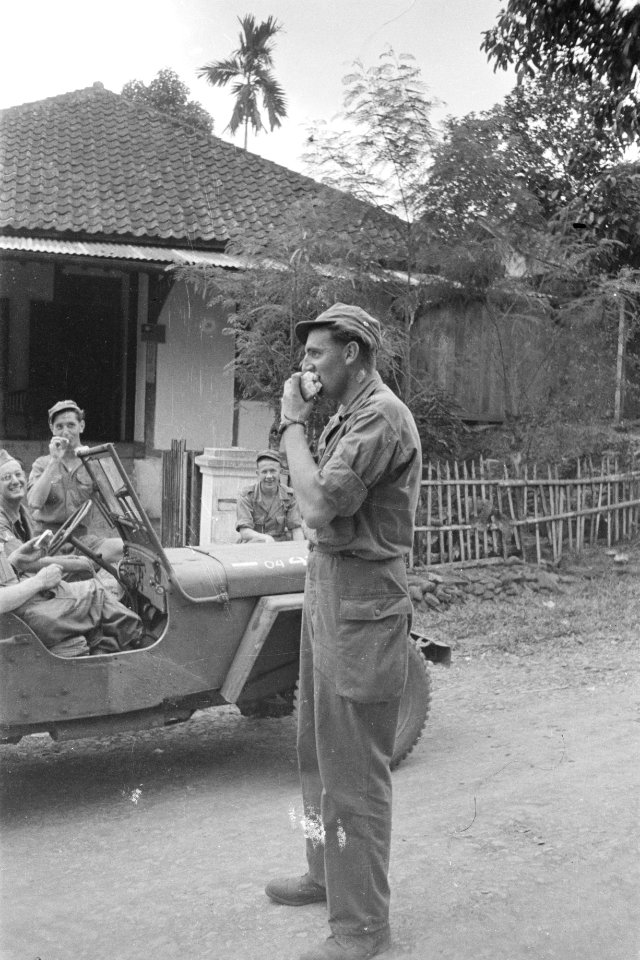 Militair eet brood. Andere militairen kijken toe, Bestanddeelnr 272-2-1