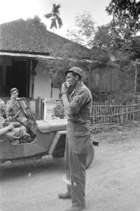 Militair eet brood. Andere militairen kijken toe, Bestanddeelnr 272-2-1