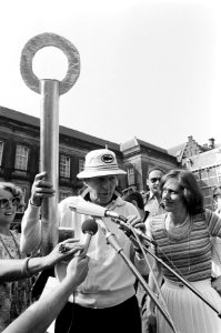 Milieu-infomarkt op Binnenhof (met Danny Kay ), Bestanddeelnr 932-1974