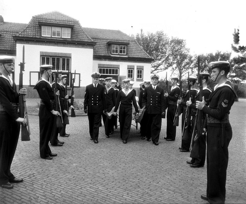 Militaire begrafenis schipper Jan Hendrik Simonis Den Helder, Bestanddeelnr 907-2183