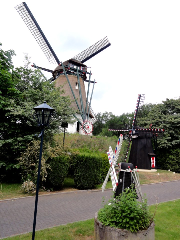 Milheeze molen Laurentia met twee tuinmolens