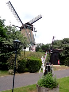 Milheeze molen Laurentia met twee tuinmolens