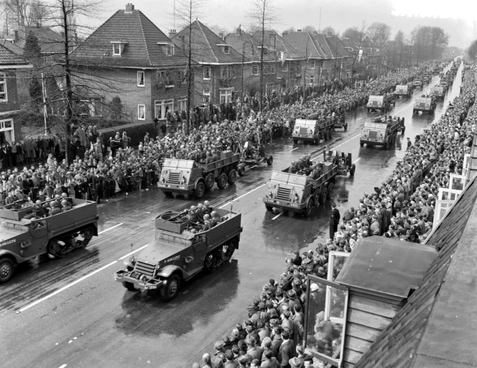 Militair defile op Koninginnedag te Enschede, Bestanddeelnr 907-7289