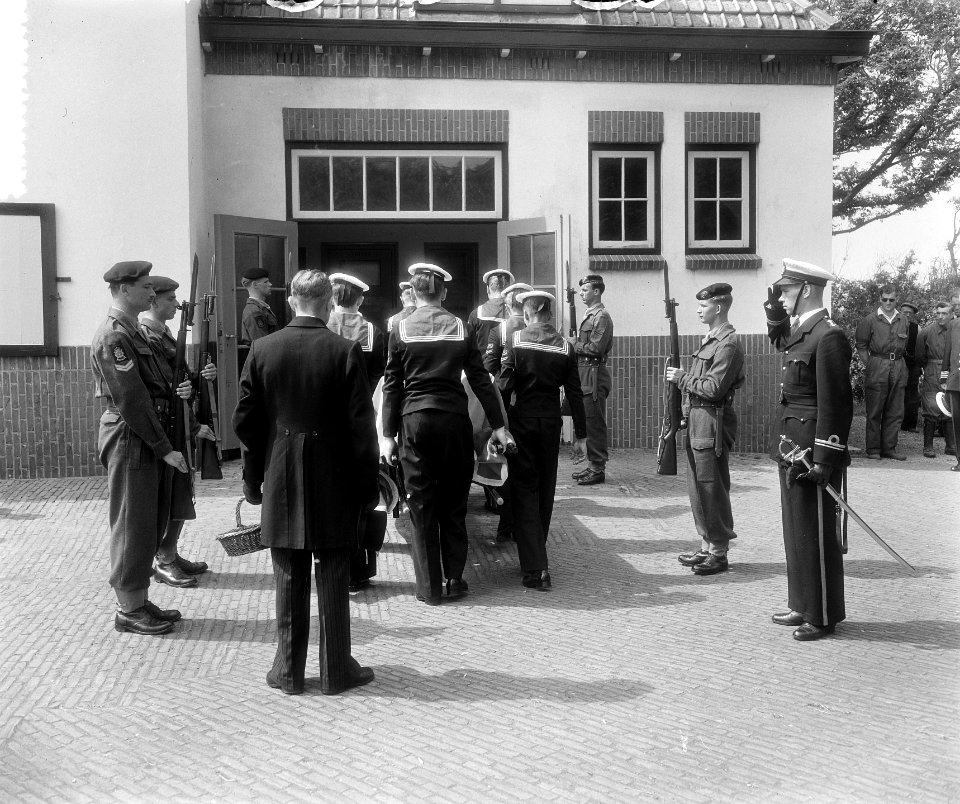 Militaire begrafenis matroos 1e klasse W. Z. Barends Den Helder, Bestanddeelnr 907-2327