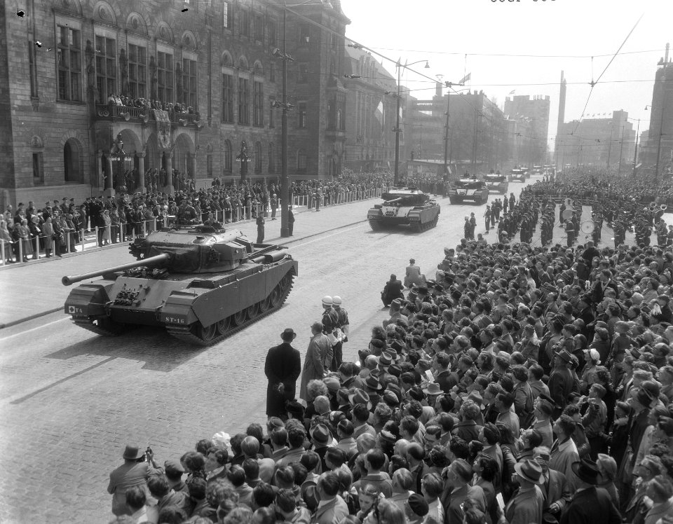 Militair defile te Rotteram, verjaardag Koningin, Bestanddeelnr 906-4366