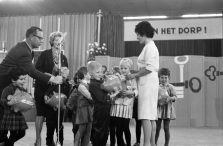 Mies Bouwman met kleuters, Bestanddeelnr 914-5504