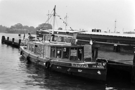 Milieu-actieschip Reinwasser achter het Centraal Station in Amsterdam, Bestanddeelnr 931-7456