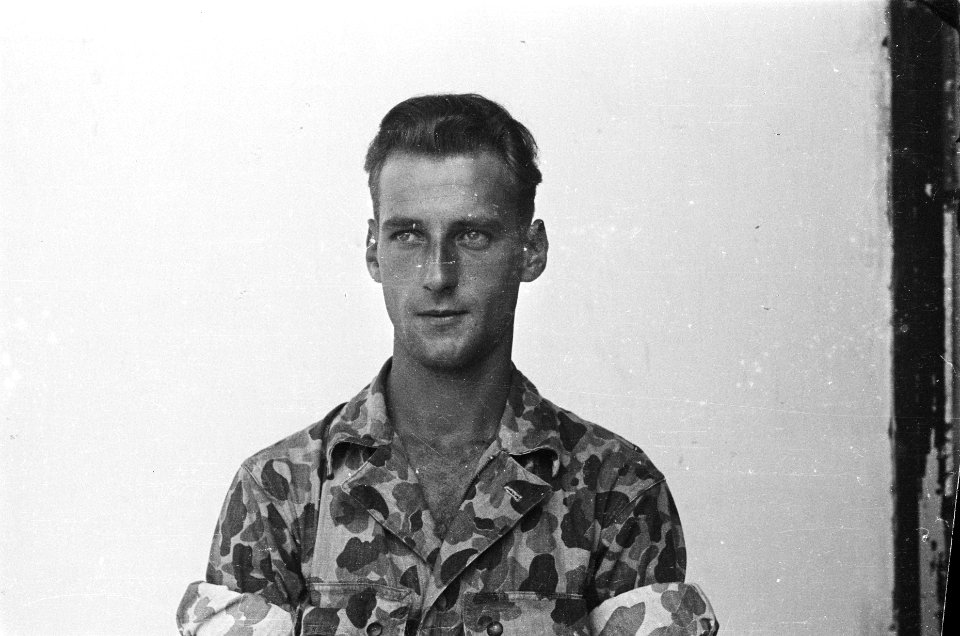 Militair in overall met camouflageprint, Bestanddeelnr 518-1-3