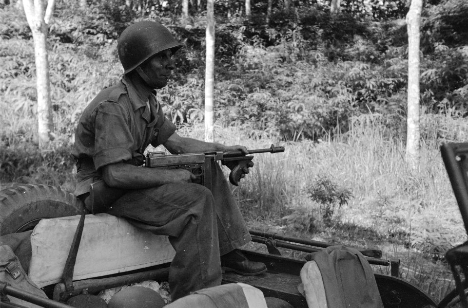 Militair in jeep met helm en Lanchester machinegeweer, Bestanddeelnr 5662