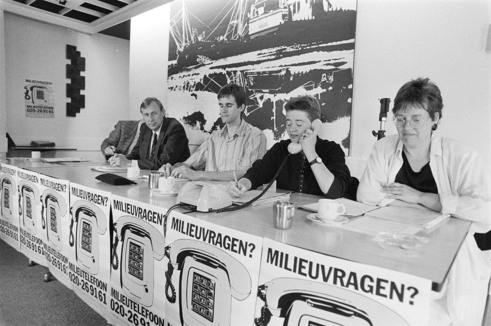 Milieutelefoon van Vereniging Milieudefensie geopend in Den Haag minister Nijp, Bestanddeelnr 933-9928