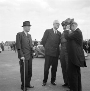 Miinister-president Schermerhorn en burgemeester Feike de Boer wachten op de aan, Bestanddeelnr 900-7468