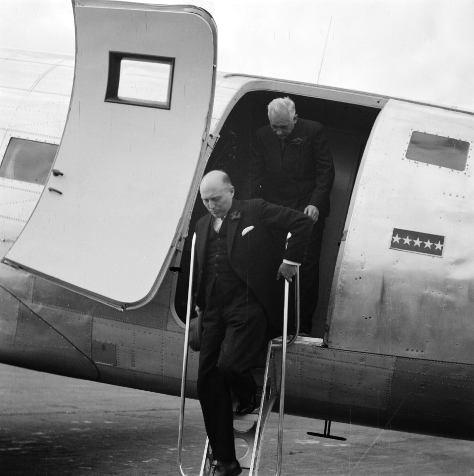 Miinister-president Schermerhorn en burgemeester Feike de Boer verlaten het vlie, Bestanddeelnr 900-7465