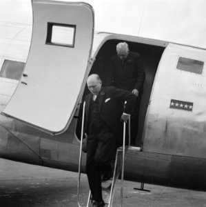 Miinister-president Schermerhorn en burgemeester Feike de Boer verlaten het vlie, Bestanddeelnr 900-7465