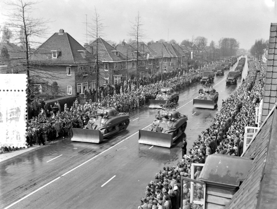 Militair defile op Koninginnedag te Enschede, Bestanddeelnr 907-7293