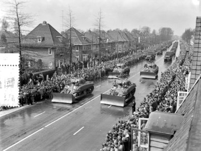 Militair defile op Koninginnedag te Enschede, Bestanddeelnr 907-7293