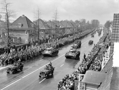 Militair defile op Koninginnedag te Enschede, Bestanddeelnr 907-7292