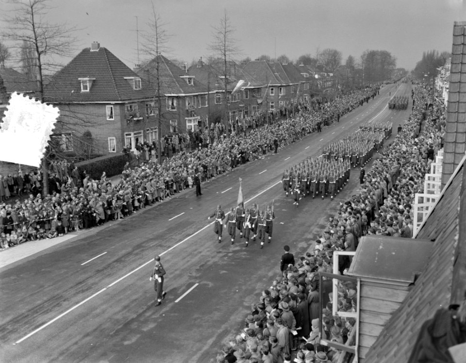 Militair defile op Koninginnedag te Enschede, Bestanddeelnr 907-7290