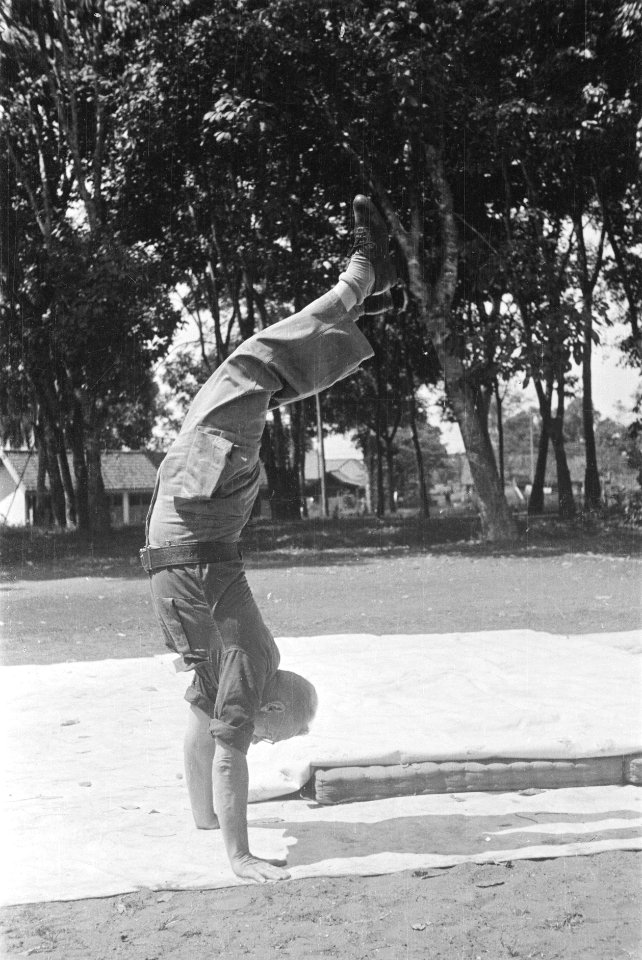 Militair doet handstand, Bestanddeelnr 243-6-2