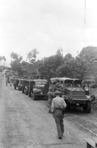 Militair convooi van vrachtwagens. Voorop een gepantserde C15TA Truck, Bestanddeelnr 3692