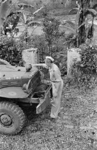 Militair (chauffeur) vult de radiator van zijn voertuig, Bestanddeelnr 458-1-4
