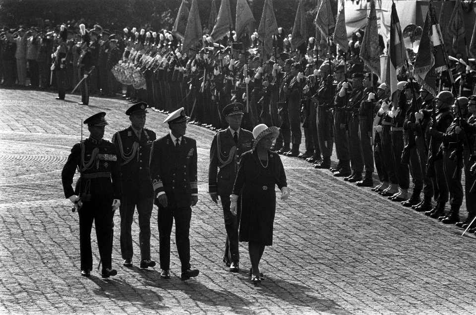 Militair huldeblijk op voorplein van Paleis Huis ten Bos tgv Zilveren Regerin, Bestanddeelnr 926-6573