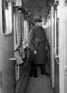 Militair in de trein op het traject tussen de grens en Stoubcy, Bestanddeelnr 190-1166 photo