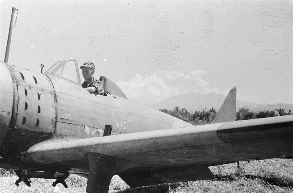 Militair in de cockpit van een buitgemaakt Japans vliegtuig, Bestanddeelnr 39-6-4