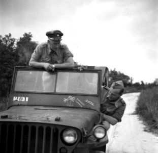 Militair H Post in een jeep op een weg bij Zanderij in Suriname, Bestanddeelnr 252-6357