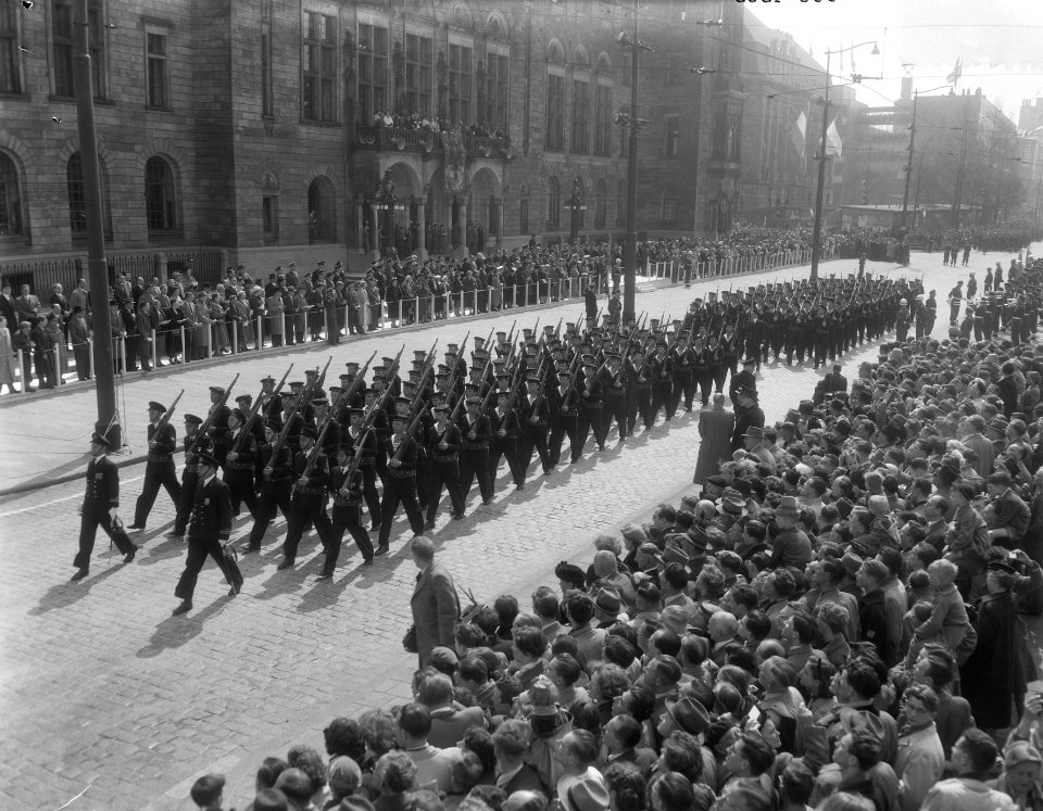 Militair defile te Rotteram, verjaardag Koningin, Bestanddeelnr 906-4365