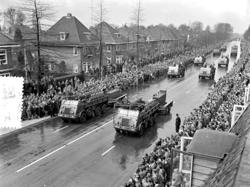 Militair defile op Koninginnedag te Enschede, Bestanddeelnr 907-7291