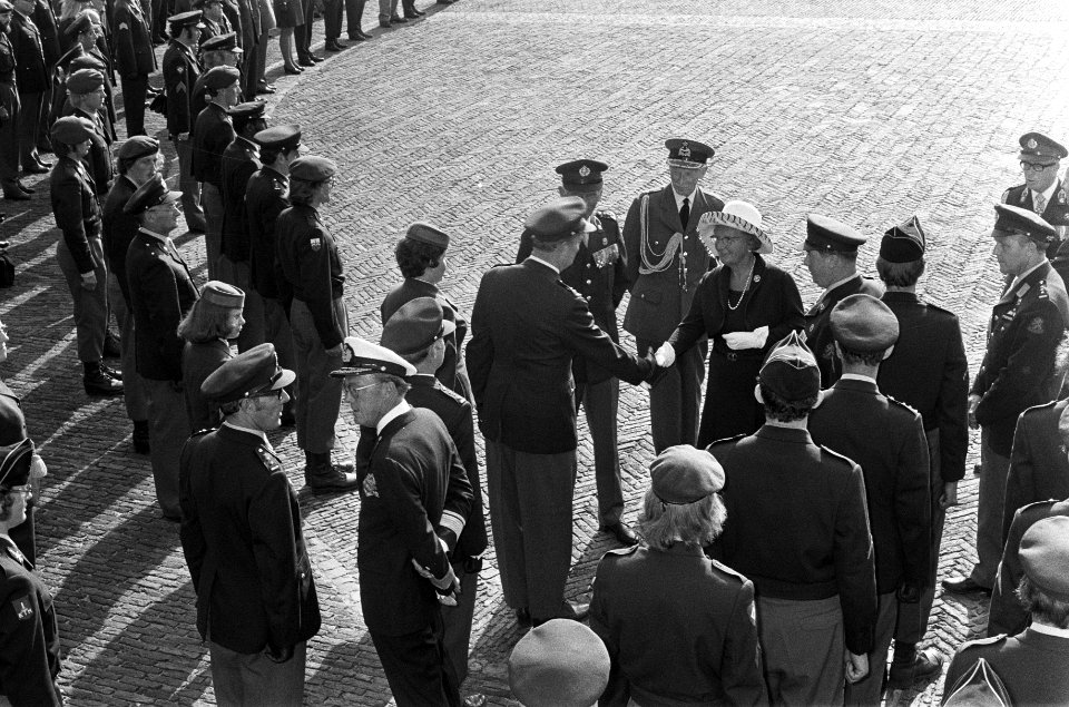 Militair huldeblijk op voorplein van Paleis Huis ten Bos tgv Zilveren Regerin, Bestanddeelnr 926-6584