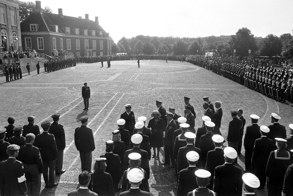 Militair huldeblijk op voorplein van Paleis Huis ten Bos tgv Zilveren Regerin, Bestanddeelnr 926-6588
