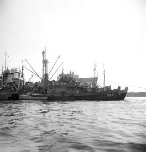 Mijnenvegers en mijnenleggers liggene bij elkaar met een vrachtschip, Bestanddeelnr 934-5139