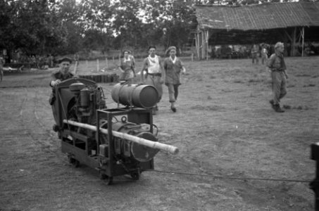 Militair duwt een mobiele compressor of dieselmotor die getrokken wordt door e, Bestanddeelnr 5146