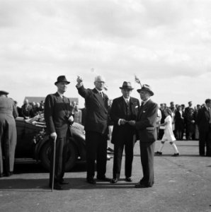 Miinister-president Schermerhorn en burgemeester Feike de Boer wachten op de aan, Bestanddeelnr 900-7466