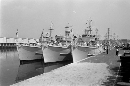 Mijnvegers in Scheveningen in tweede binnenhaven, Bestanddeelnr 919-2364